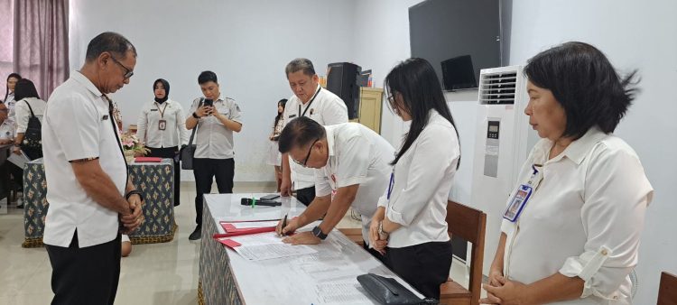 Serah Terima Jabatan Kepala SMPN 1 Manado, Rahman Manggopa Diminta Perkuat Pemanfaatan Teknologi di Sekolah